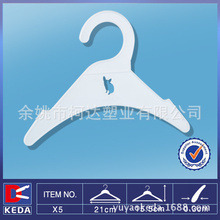 淘寶貨源:加強(qiáng)加厚型一次性塑料衣架 干洗店衣架 簡易衣架 低價(jià)批發(fā) 淘貨源